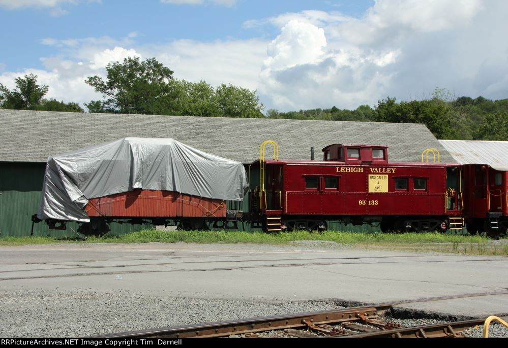 LV 95133 & an UNK Bobber caboose